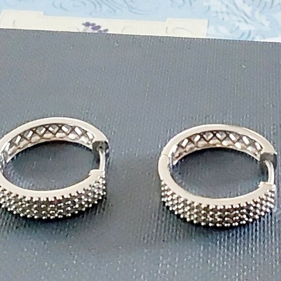 New~Elegant 2/3 Ct. Genuine Diamond Huggie Hoop Earrings - Picture 7 of 11